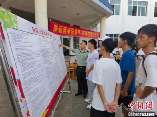 專(zhuān)武干部在講解應(yīng)征體檢標(biāo)準(zhǔn)。韋碩 攝