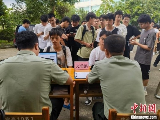 專(zhuān)武干部在發(fā)放兵役登記證。韋碩 攝