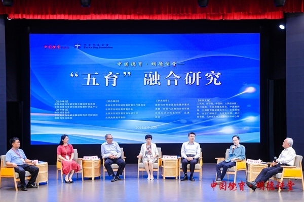 專(zhuān)家進(jìn)行對(duì)話(huà)