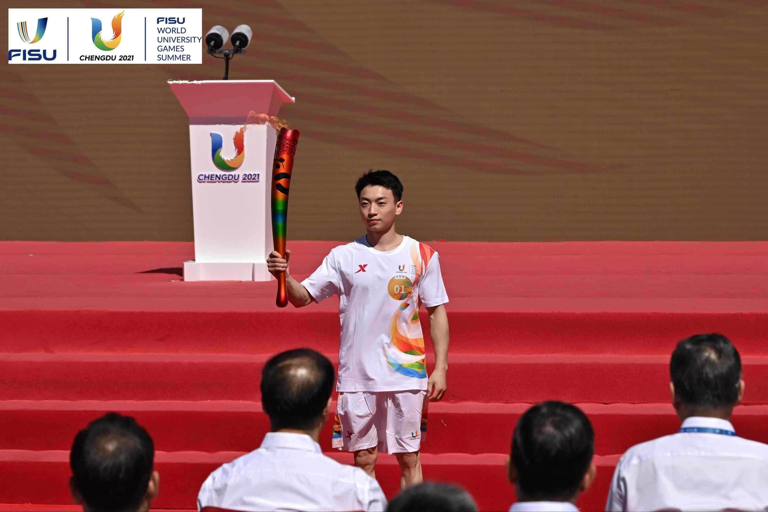 成都大運(yùn)會(huì)火炬手、奧運(yùn)冠軍鄒敬園高舉火炬。 圖片來源：成都大運(yùn)會(huì)執(zhí)委會(huì)供圖