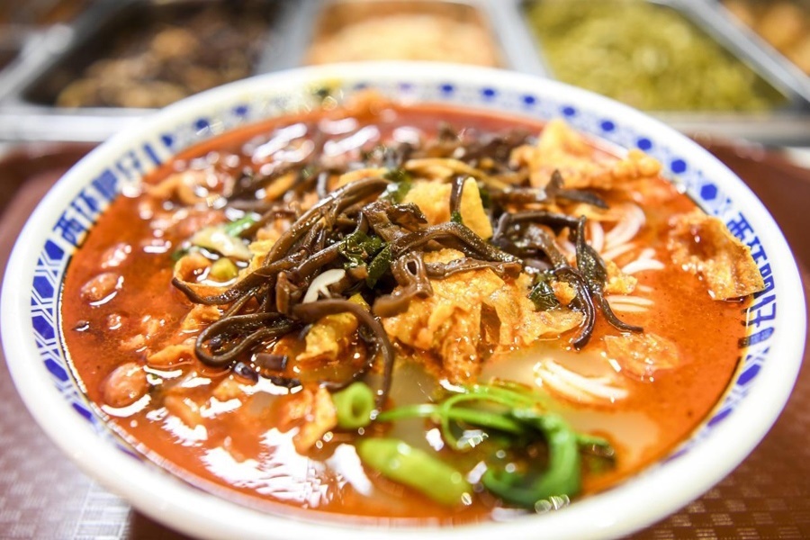 這是廣西柳州市街邊一家螺螄粉店制作的螺螄粉。新華社記者 曹祎銘 攝