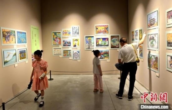 圖為家長帶著孩子參觀展覽。呂明 攝