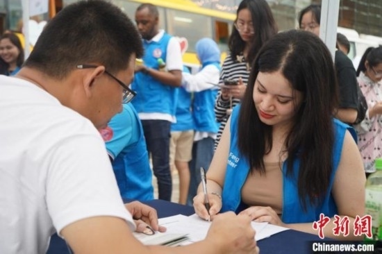 6月13日，在第20個世界獻(xiàn)血者日前夕，20名在贛留學(xué)生組團(tuán)前往血站獻(xiàn)血。吳迪 攝