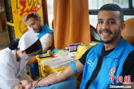 6月13日，在第20個世界獻(xiàn)血者日前夕，20名在贛留學(xué)生組團(tuán)前往血站獻(xiàn)血。吳迪 攝