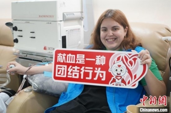 6月13日，在第20個世界獻(xiàn)血者日前夕，20名在贛留學(xué)生組團(tuán)前往血站獻(xiàn)血。吳迪 攝