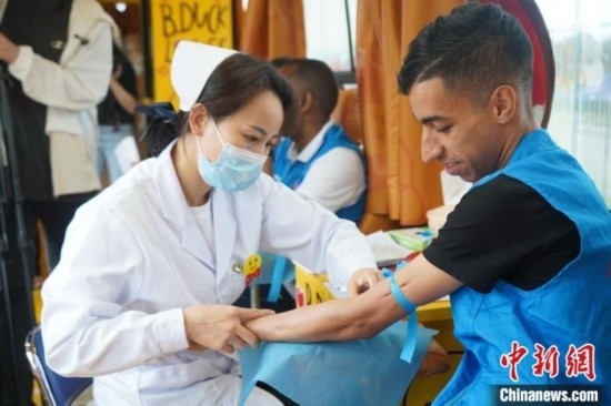 6月13日，在第20個世界獻(xiàn)血者日前夕，20名在贛留學(xué)生組團(tuán)前往血站獻(xiàn)血。吳迪 攝