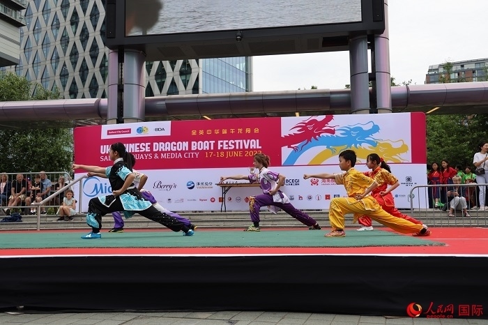 中華武術(shù)表演吸引了眾多英國(guó)觀(guān)眾。人民網(wǎng)記者 邢雪攝