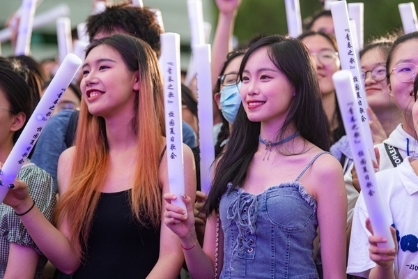 場下觀眾十分熱情。人民網(wǎng)記者 翁奇羽攝