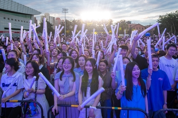 場下觀眾十分熱情。人民網(wǎng)記者 翁奇羽攝