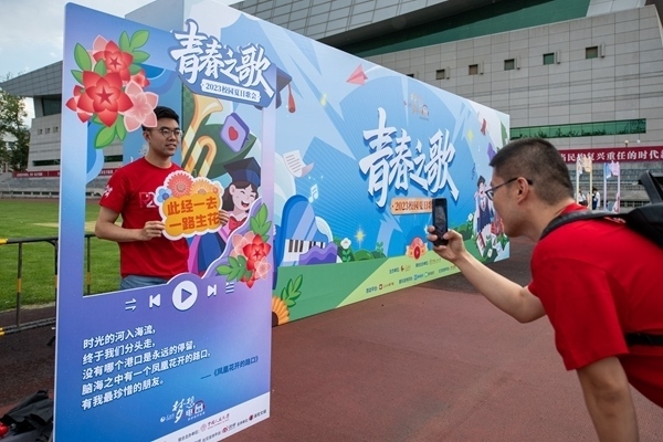 學(xué)生在市集打卡拍照。人民網(wǎng)記者 翁奇羽攝