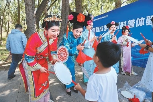 昨天上午，“奮進(jìn)新征程 建功新時(shí)代”2023年懷柔區(qū)第十八屆京韻滿鄉(xiāng)文化旅游節(jié)正式開幕，豐富多彩的文化演出吸引大批游客來此體驗(yàn)別具特色的滿族文化。本報(bào)記者 甘南攝