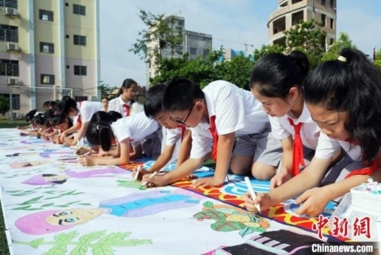 圖為學(xué)生們用手中畫筆在進(jìn)行創(chuàng)作。 興業(yè)縣融媒體中心供圖