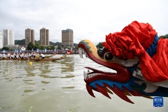 6月23日，在貴州省黔東南苗族侗族自治州施秉縣舉行的獨(dú)木龍舟節(jié)上，獨(dú)木龍舟進(jìn)行比賽。