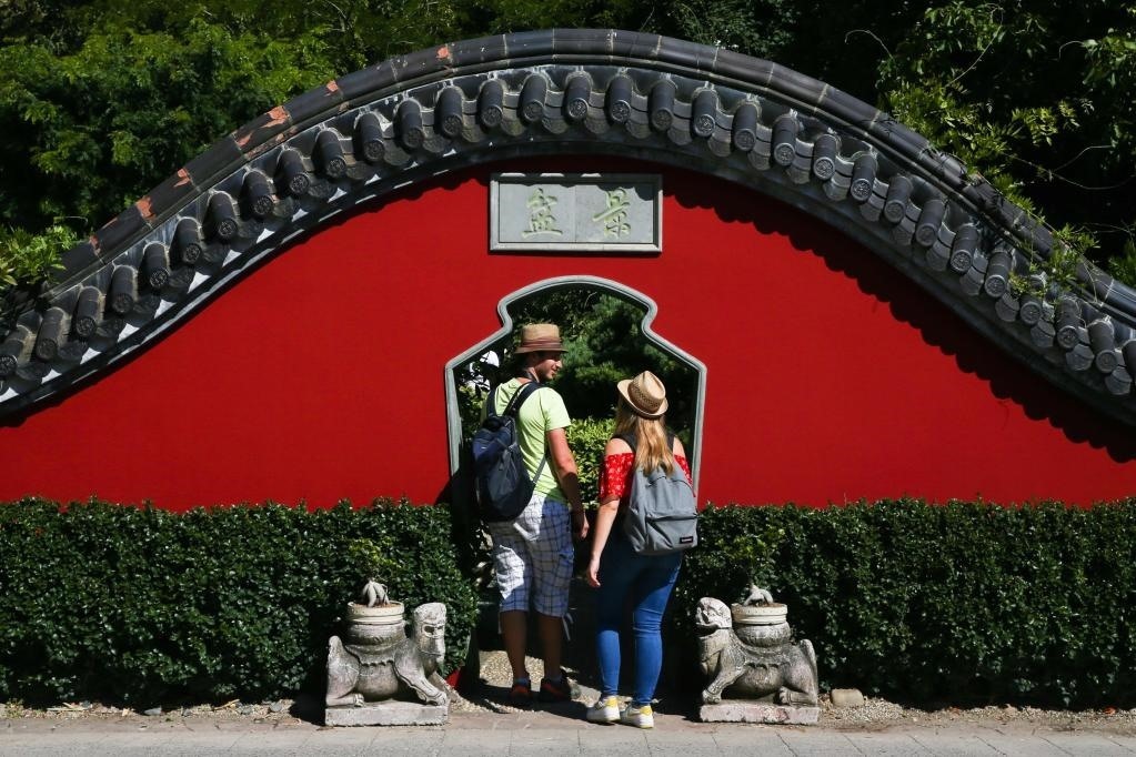 在比利時(shí)布呂熱萊特市，游客參觀天堂動(dòng)物園的中國(guó)園。