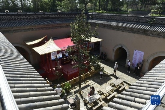 6月23日，游人在三門峽市陜州地坑院景區(qū)內(nèi)游覽。