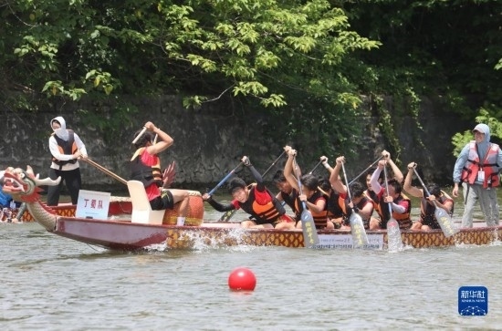 6月23日，在江蘇省宜興市舉行的龍舟競(jìng)渡賽中，參賽選手們奮力拼搏。