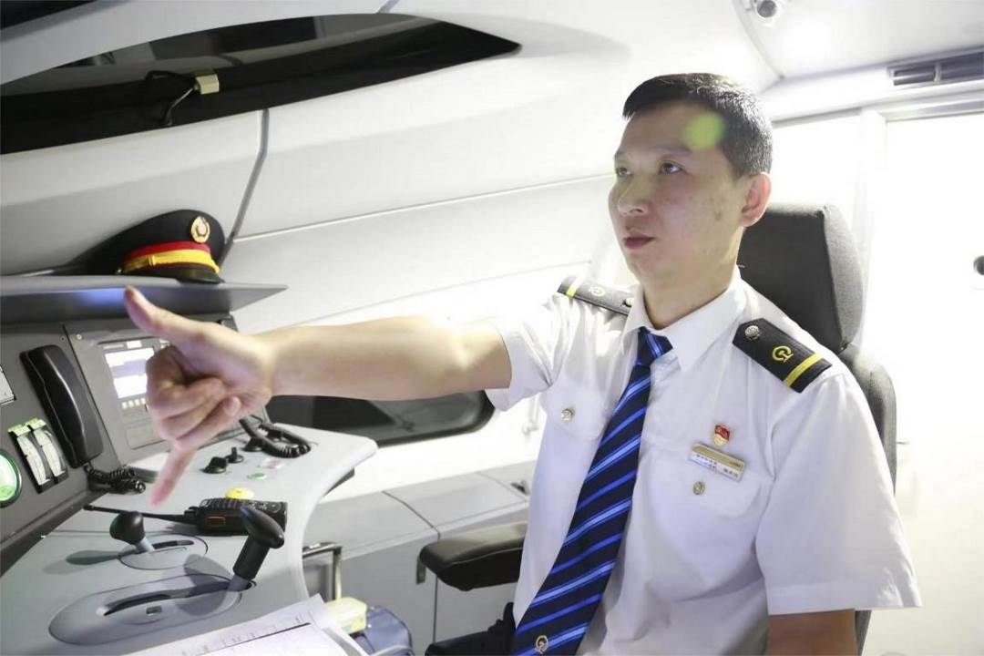 陳承儀駕駛動車組列車執(zhí)行標(biāo)準(zhǔn)作業(yè)。陳巍攝