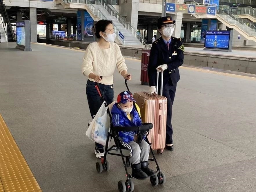 鄭海珠在站臺上引導(dǎo)旅客乘車。南昌鐵路供圖