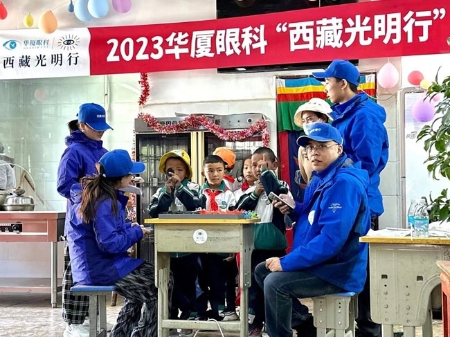 華廈眼科醫(yī)務(wù)人員對(duì)當(dāng)?shù)厣倌陜和M(jìn)行近視、弱視、斜視篩查。人民網(wǎng)記者 李棟攝