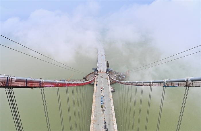 從270米高塔俯瞰深中通道伶仃洋大橋施工現(xiàn)場。（中交集團(tuán)供圖）