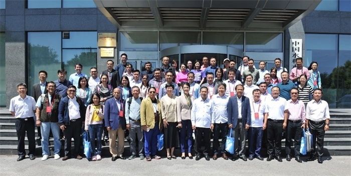 由瀾湄六國有關(guān)部門及主流媒體等組成的采訪團(tuán)與中方代表在瀾湄水資源合作中心門口合影。（瀾湄水資源合作中心供圖）