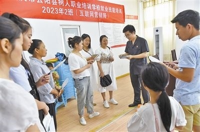  圖③：法院干警現(xiàn)場指導鄉(xiāng)村“代理家長”如何正確管護留守兒童。