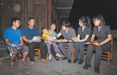 “法治屋場會”上，法院黨員志愿服務(wù)隊在給種植戶普及法律知識。