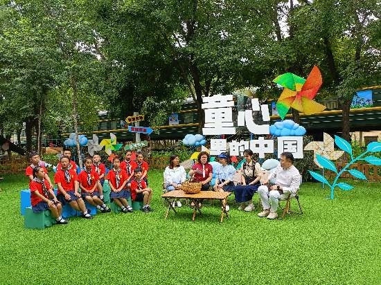 文縣東壩童聲合唱團(tuán)的孩子們?cè)谘胍暣箫L(fēng)車基地錄制節(jié)目。