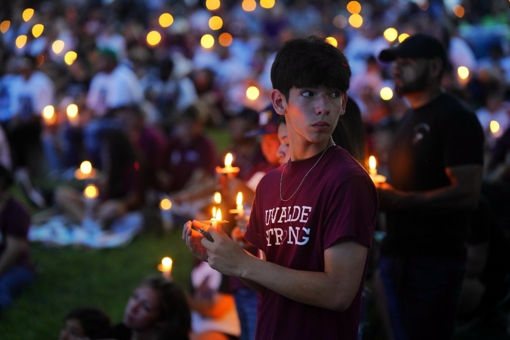 5月24日，在美國得克薩斯州小城尤瓦爾迪，人們參加守夜儀式悼念校園槍擊遇害者。當(dāng)日是美國尤瓦爾迪大規(guī)模校園槍擊事件一周年。新華社記者吳曉凌攝