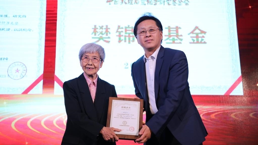 國家文物局黨組成員、副局長解冰（右）為樊錦詩（左）頒發(fā)捐贈證書。新華社記者張睿 攝