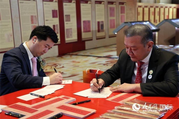 觀眾在展覽現(xiàn)場設(shè)置的體驗區(qū)手寫“批信”。人民網(wǎng)記者楊一攝