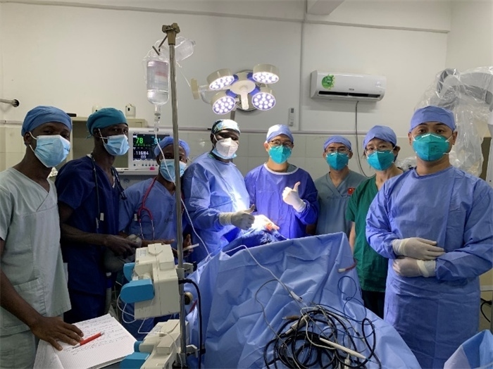 腦膿腫手術(shù)成功，全體參與手術(shù)的醫(yī)務(wù)工作者合影留念。中國(guó)第二十九批援幾內(nèi)亞醫(yī)療隊(duì)供圖