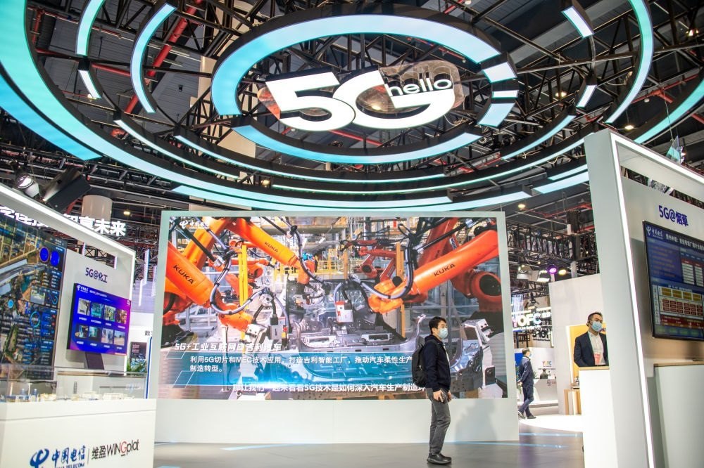 在位于湖北省武漢市的中國光谷科技會展中心拍攝的“5G+工業(yè)互聯(lián)網(wǎng)成果展”現(xiàn)場（2021年11月20日攝）。新華社記者 伍志尊 攝