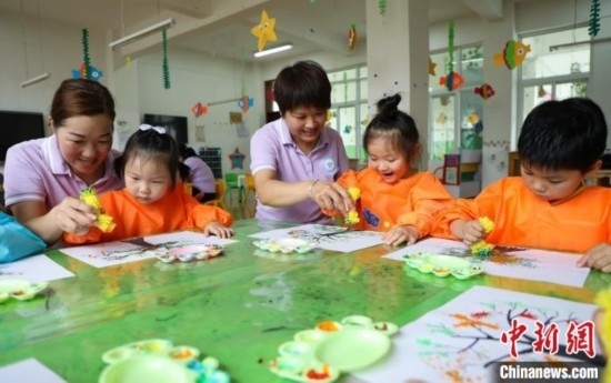 在肥西縣山南鎮(zhèn)中心幼兒園，孩子們在老師的指導下作畫。陳家樂 攝