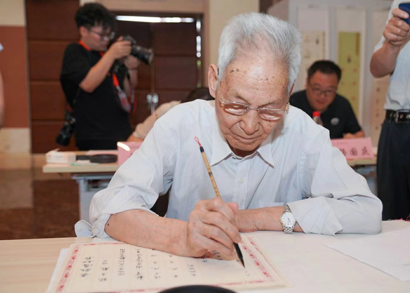 老教授們用毛筆書寫2023級(jí)新生錄取通知書。校方供圖