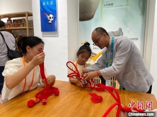 市民體驗制作吉祥如意結(jié)。祝歡 攝