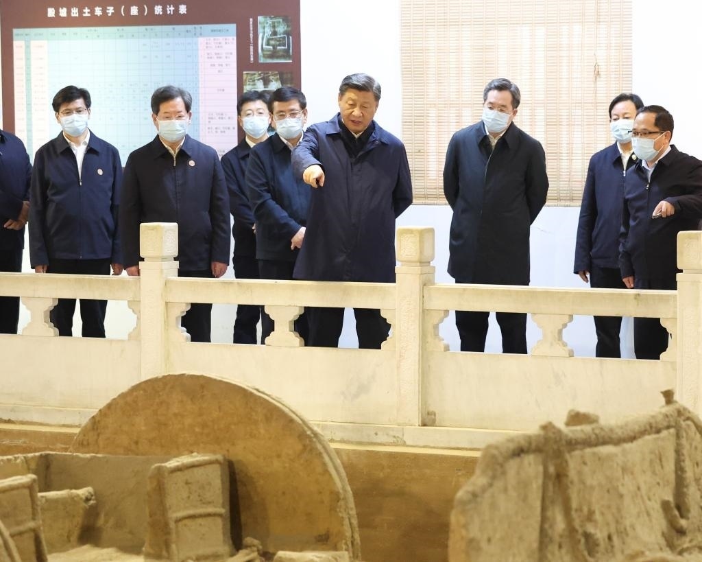2022年10月26日至28日，中共中央總書記、國家主席、中央軍委主席習(xí)近平在陜西省延安市、河南省安陽市考察。這是28日下午，習(xí)近平在安陽市殷墟遺址考察。新華社記者 丁林 攝
