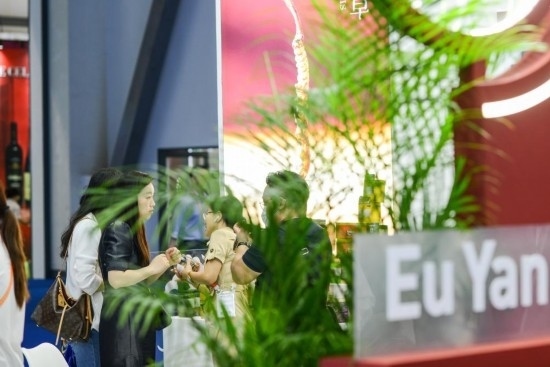 RCEP成員國企業(yè)亮相第三屆消博會。2023年4月12日，參觀者在新加坡企業(yè)余仁生的展臺了解產(chǎn)品。新華社記者王澤聰攝