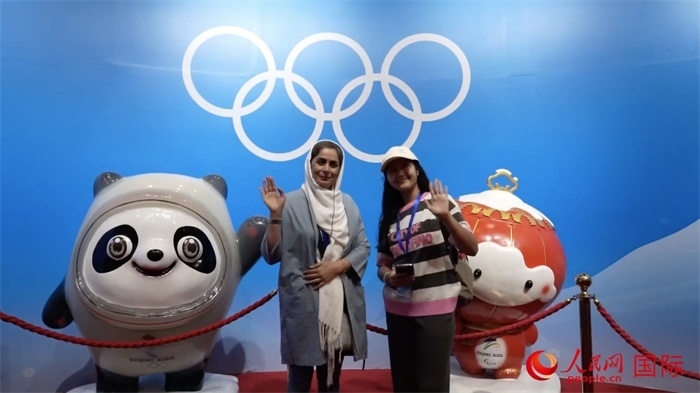 “上合小記者”與2022北京冬奧會(huì)吉祥物合影。實(shí)習(xí)生 方明軒攝