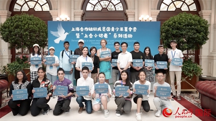 主辦單位為“上合小記者”頒發(fā)證書(shū)。實(shí)習(xí)生 方明軒攝