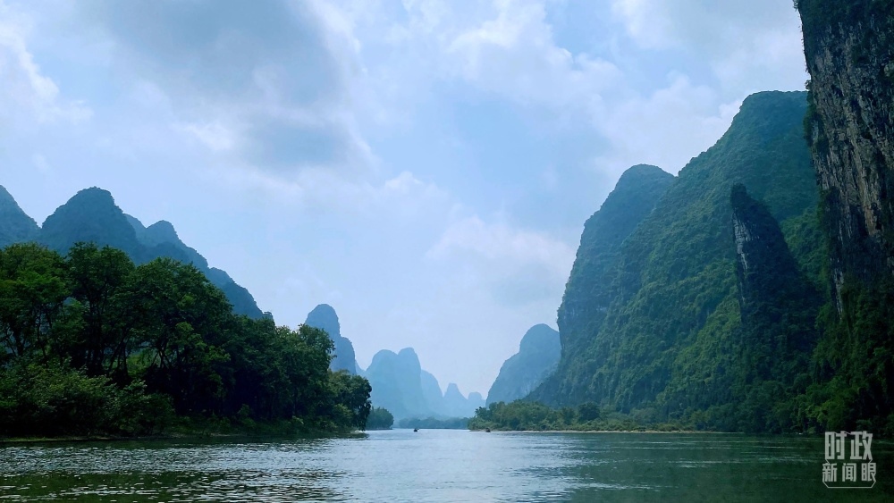 漓江流域國家地表水考核斷面連續(xù)6年保持Ⅱ類水質(zhì)，2022年漓江入選國家首批美麗河湖案例。（總臺央視記者張宇拍攝）