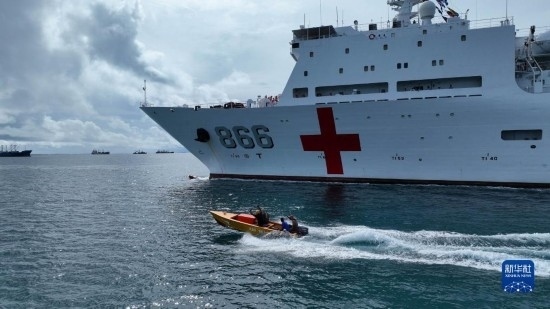 7月22日，中國(guó)海軍“和平方舟”號(hào)醫(yī)院船駛離塔拉瓦港途中，基里巴斯當(dāng)?shù)孛癖婑{船揮手告別。新華社發(fā)（桂江波 攝）