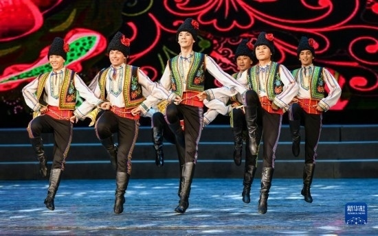 7月21日，哈薩克斯坦薩爾塔納國家舞蹈團的演員在演出。