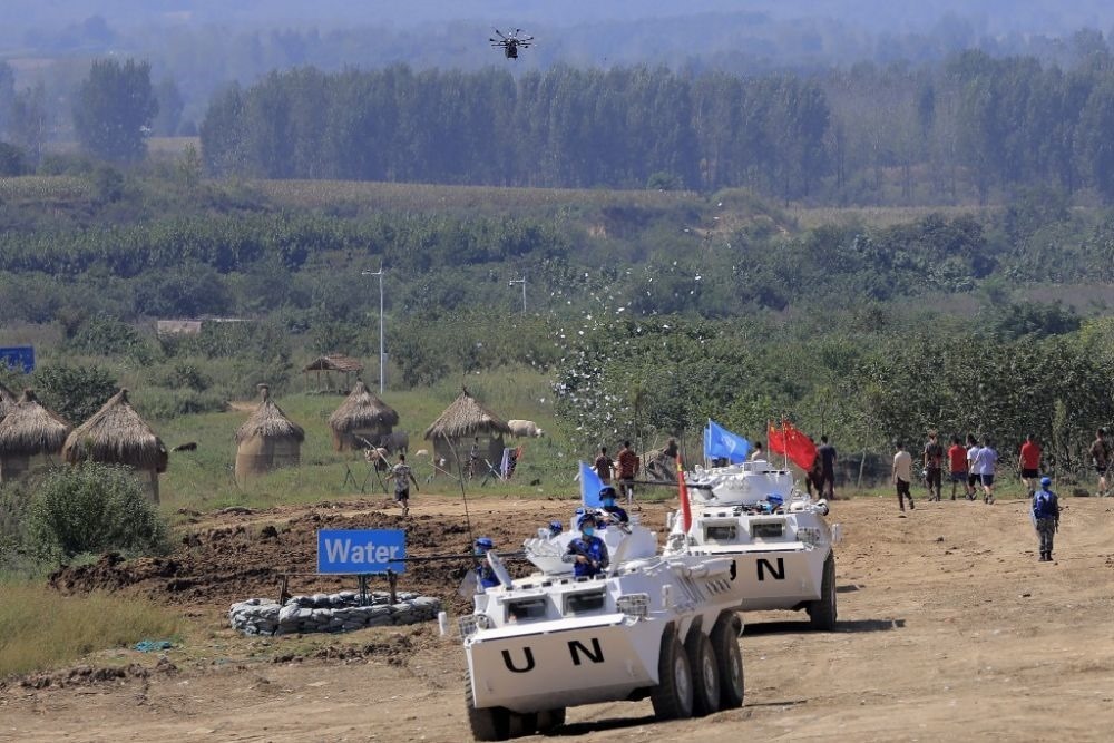 ↑2021年9月15日，在“共同命運(yùn)-2021”國(guó)際維和實(shí)兵演習(xí)綜合演練中，維和分隊(duì)采用無(wú)人機(jī)拋撒傳單宣傳和平理念。新華社記者 劉芳 攝