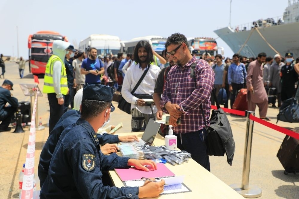 ↑2023年4月28日，從蘇丹撤離的外籍人員準(zhǔn)備登艦。新華社發(fā)（李怡諾攝）