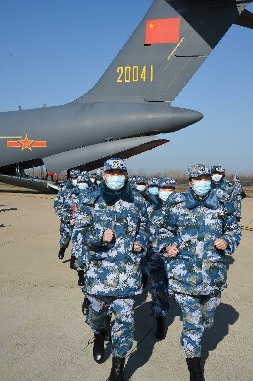 ↑2020年2月17日，一批軍隊(duì)支援湖北醫(yī)療隊(duì)員抵達(dá)武漢天河機(jī)場(chǎng)。新華社記者 黎云 攝