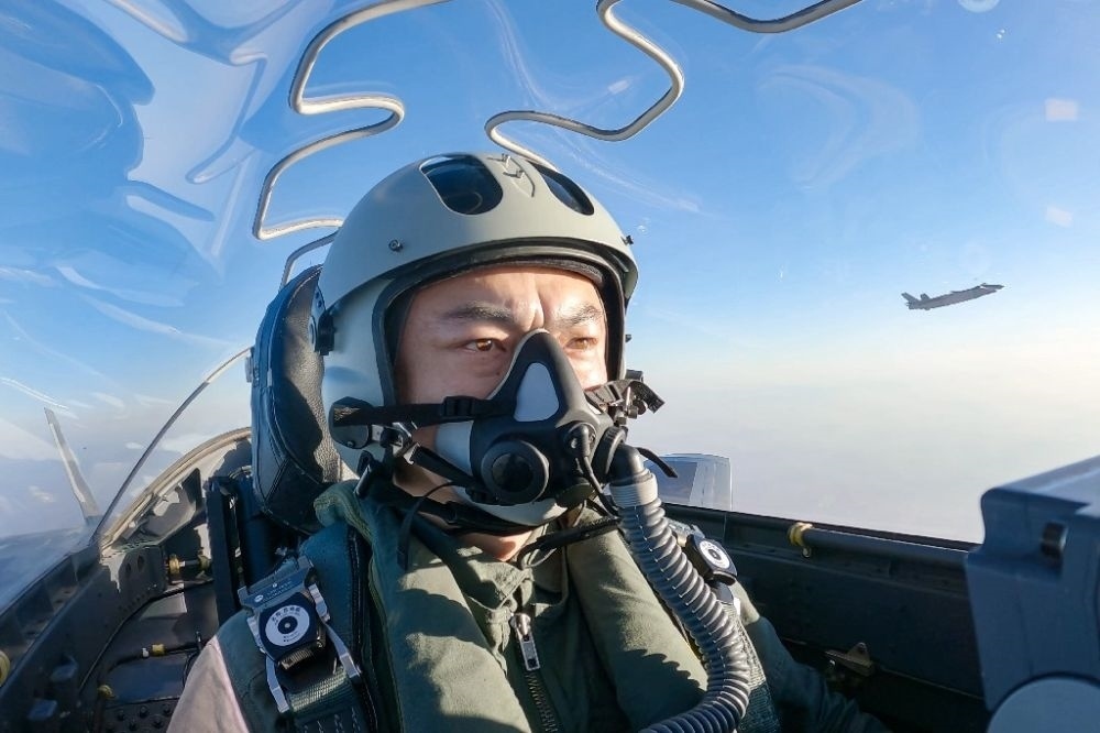 ↑全國(guó)人大代表、“強(qiáng)軍先鋒飛行大隊(duì)”大隊(duì)長(zhǎng)高中強(qiáng)進(jìn)行編隊(duì)飛行訓(xùn)練（2023年2月9日攝）。新華社發(fā)（姜皓元 攝）