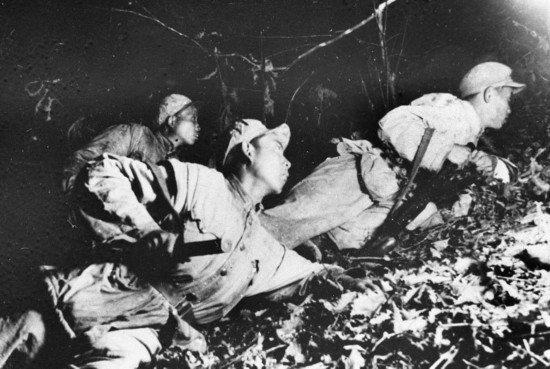 在1952年秋季的上甘嶺戰(zhàn)役中，堅(jiān)守在坑道里的戰(zhàn)士準(zhǔn)備夜間出擊。新華社發(fā)（資料照片）