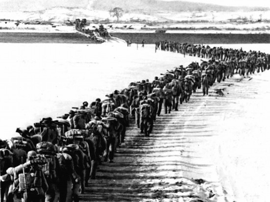 1950年，美帝國(guó)主義把侵略的戰(zhàn)火燒到了鴨綠江邊。為保家衛(wèi)國(guó)，中國(guó)人民的優(yōu)秀兒女組織起志愿軍，跨過鴨綠江，與朝鮮軍民一道英勇打擊美國(guó)侵略軍。新華社發(fā)（資料照片）