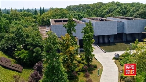 △2021年正式投入使用的三星堆文物保護(hù)修復(fù)館，堅(jiān)持保護(hù)修復(fù)與考古研究同步進(jìn)行，館內(nèi)分文保工作區(qū)和參觀區(qū)。